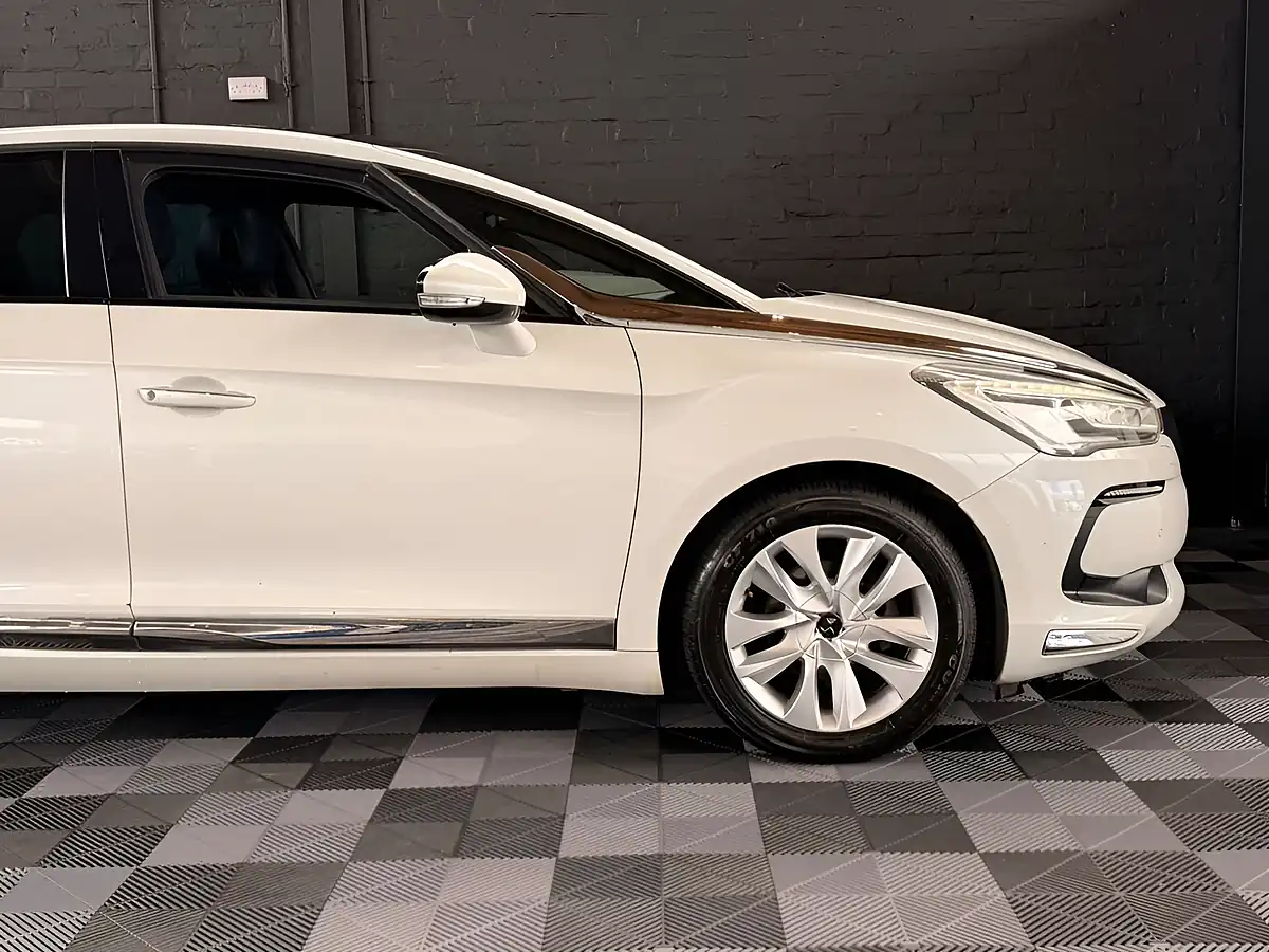 Used 2015 DS Automobiles DS 5 Elegance Pearl White - Interior and Exterior details 15