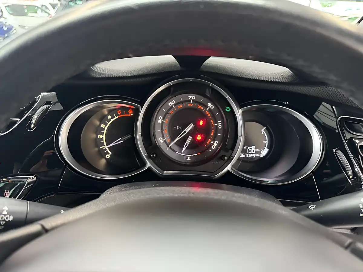Used 2015 DS DS 3 Dstyle Nav Grey - Interior and Exterior details 12
