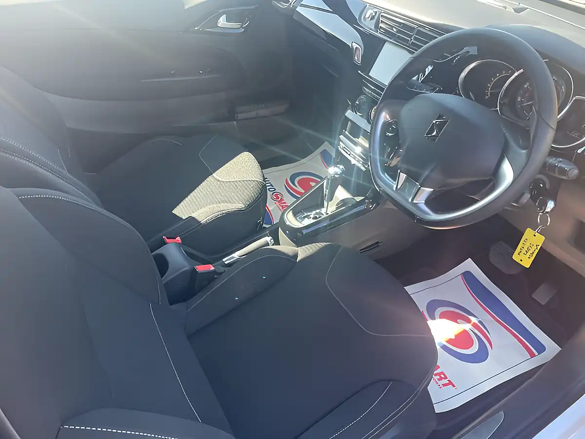 Used 2015 DS DS 3 Dstyle Nav White - Interior and Exterior details 12