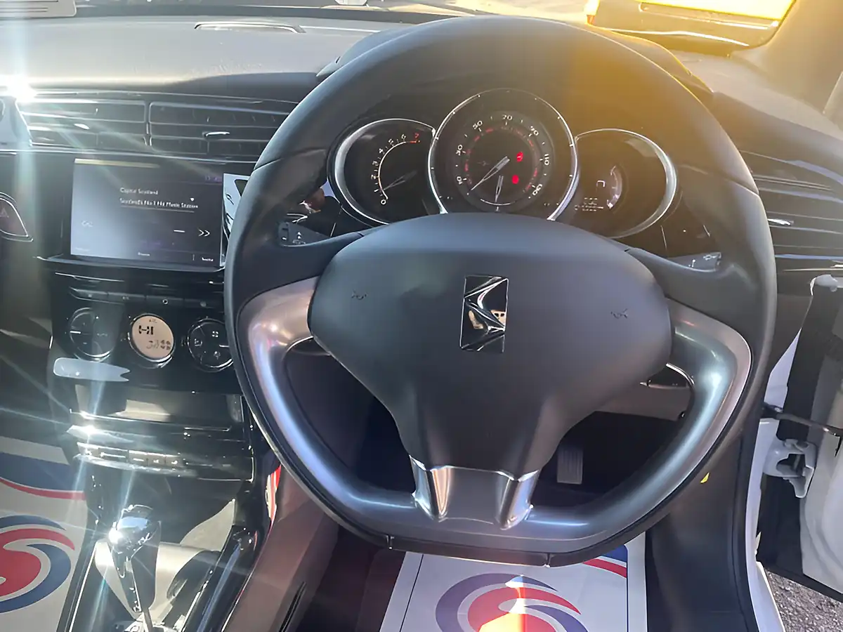 Used 2015 DS DS 3 Dstyle Nav White - Interior and Exterior details 14