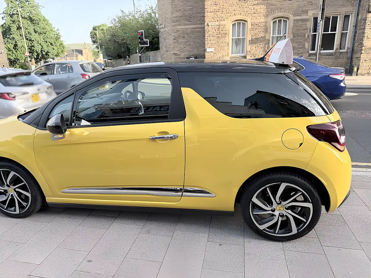 Used 2015 DS DS 3 Dstyle Nav Yellow - Interior and Exterior details 11