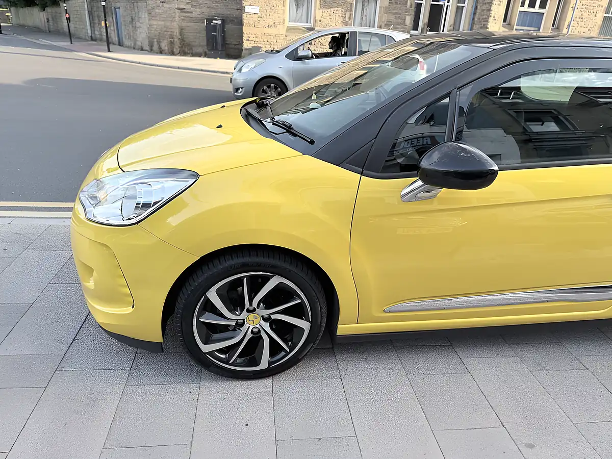 Used 2015 DS DS 3 Dstyle Nav Yellow - Interior and Exterior details 12