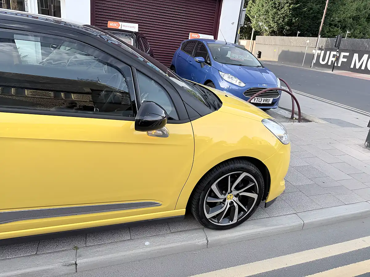 Used 2015 DS DS 3 Dstyle Nav Yellow - Interior and Exterior details 13