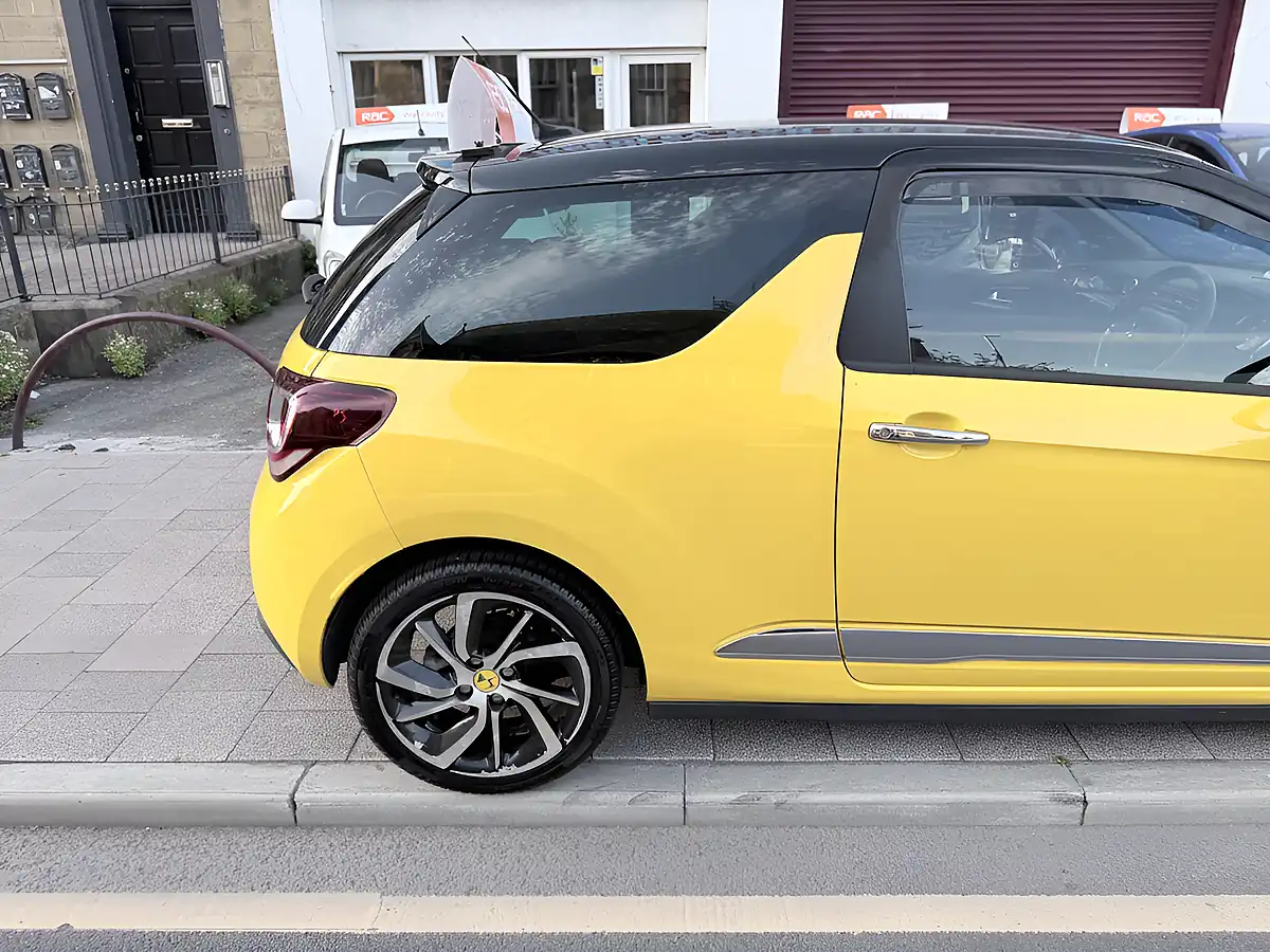 Used 2015 DS DS 3 Dstyle Nav Yellow - Interior and Exterior details 14