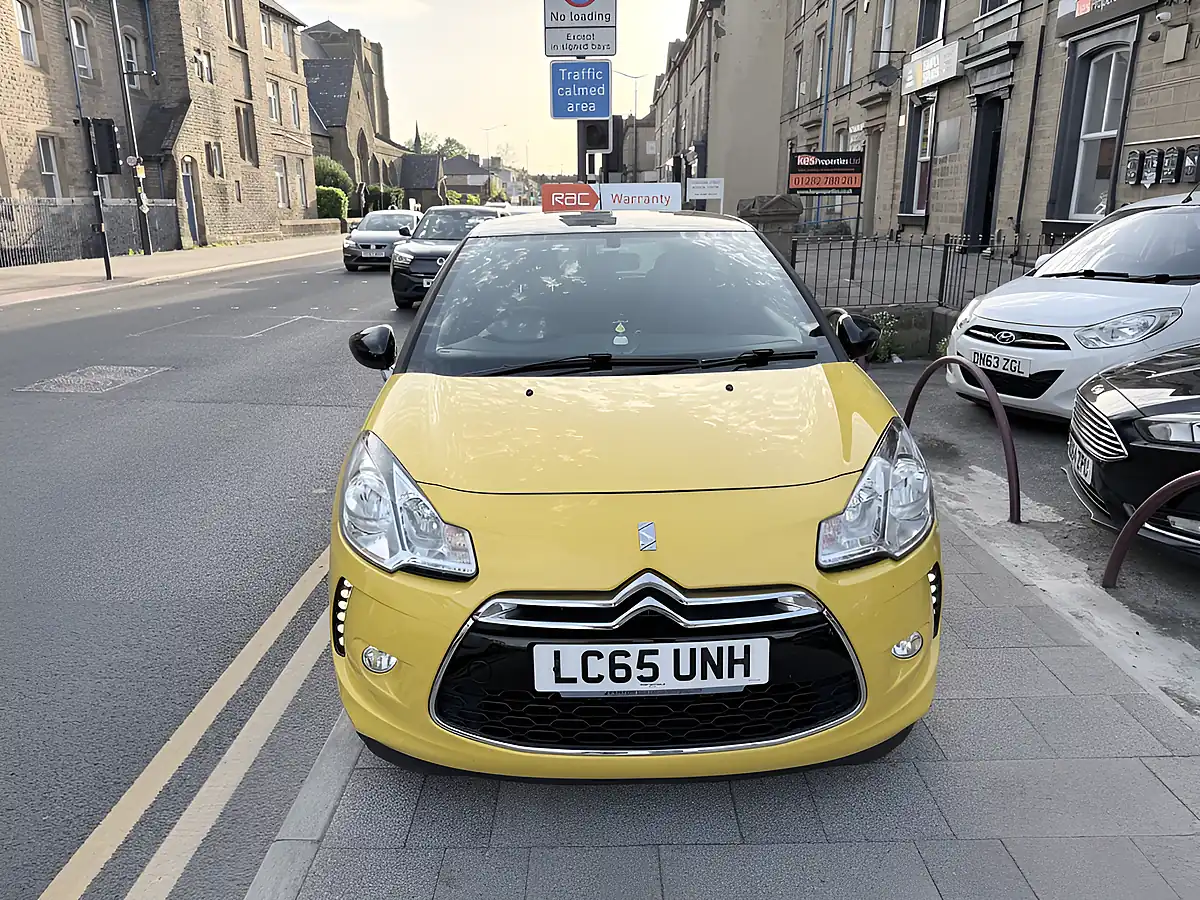 Used 2015 DS DS 3 Dstyle Nav Yellow - Interior and Exterior details 3