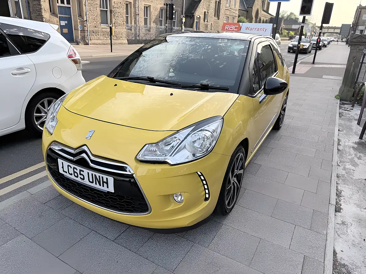 Used 2015 DS DS 3 Dstyle Nav Yellow - Interior and Exterior details 4