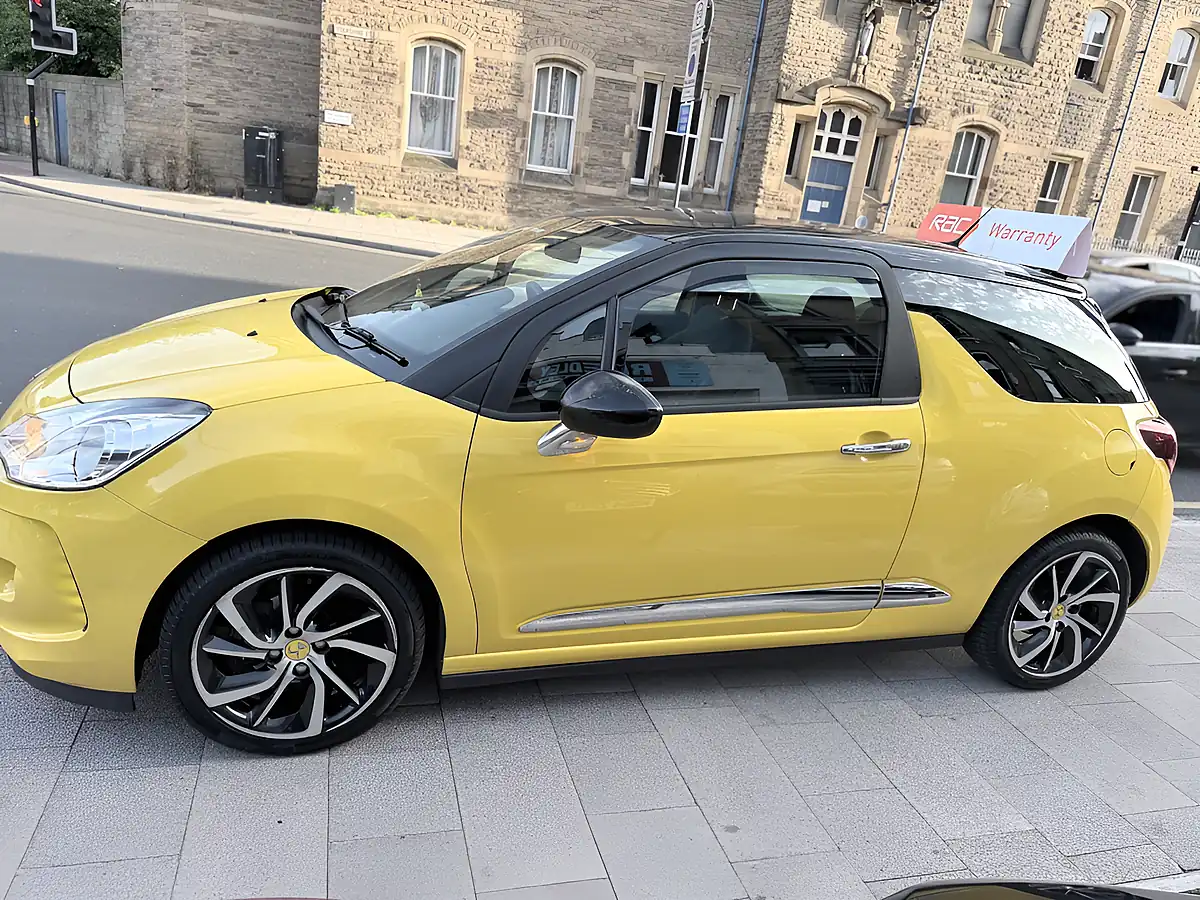 Used 2015 DS DS 3 Dstyle Nav Yellow - Interior and Exterior details 5