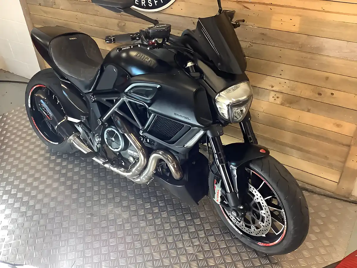 Used 2015 Ducati Diavel Black - Interior and Exterior details 5