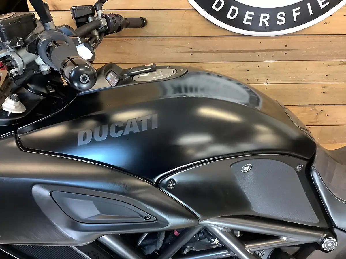 Used 2015 Ducati Diavel Black - Interior and Exterior details 9
