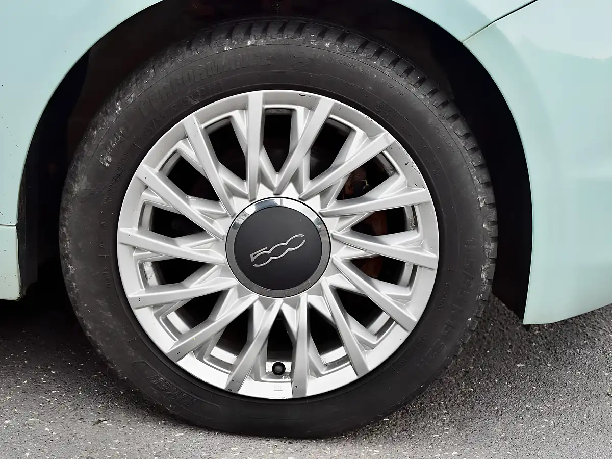 Used 2015 Fiat 500 Lounge Green - Interior and Exterior details 14
