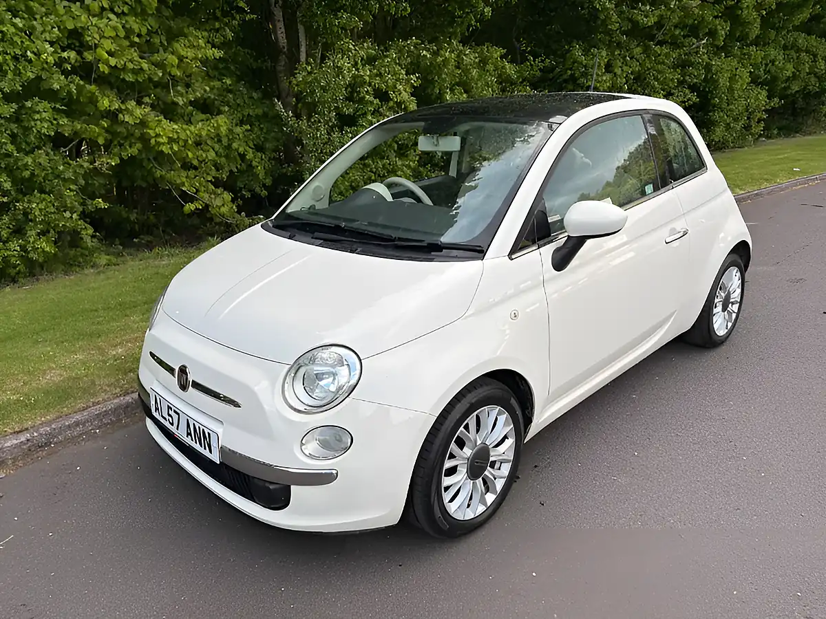 Used 2015 Fiat 500 Lounge White - Front View