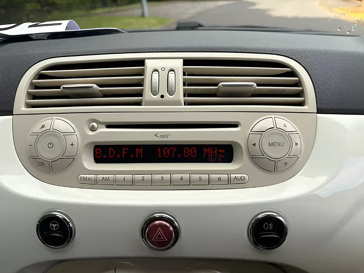 Used 2015 Fiat 500 Lounge White - Interior and Exterior details 14
