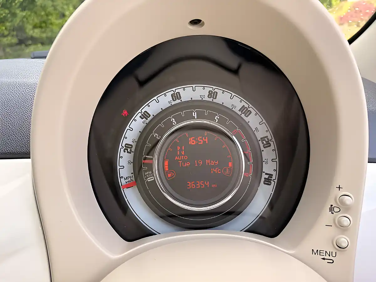 Used 2015 Fiat 500 Lounge White - Interior and Exterior details 16
