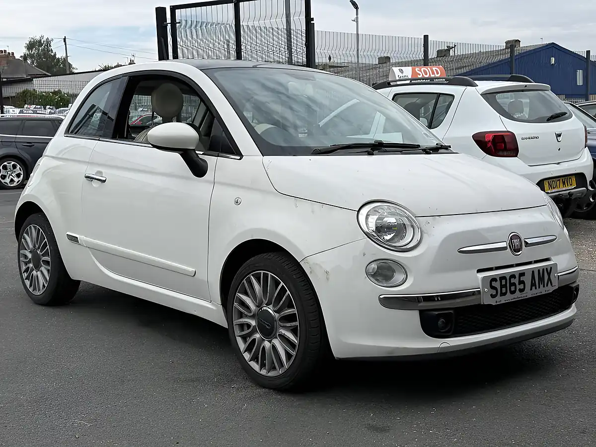Used 2015 Fiat 500 Lounge White - Front View