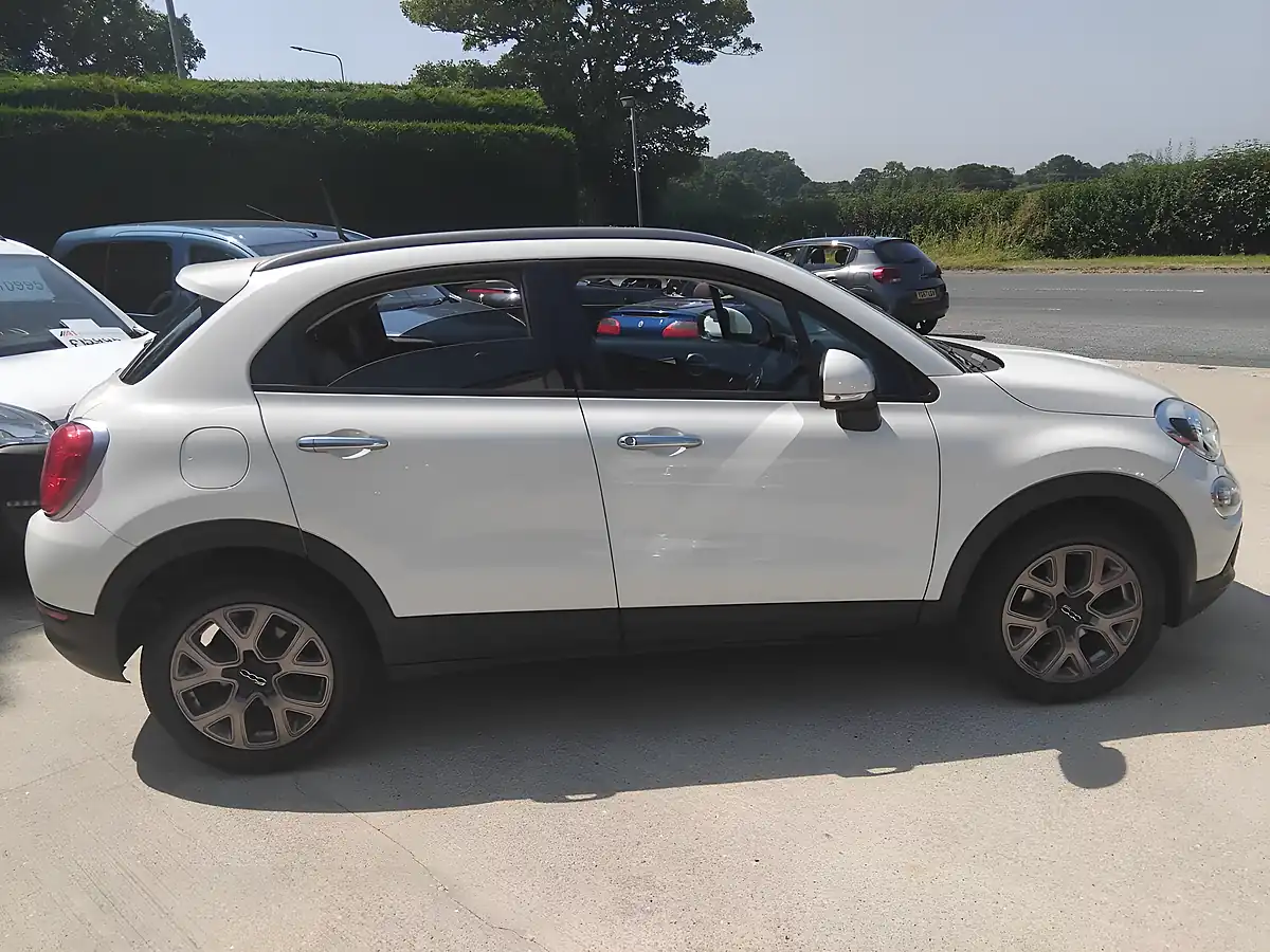 Used 2015 Fiat 500X Cross White - Interior and Exterior details 10