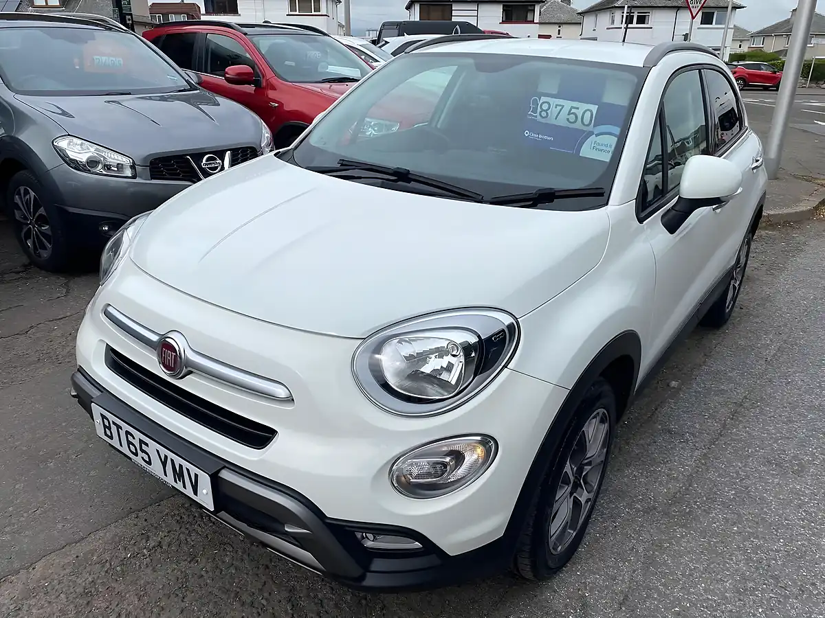 Used 2015 Fiat 500X Cross White - Interior and Exterior details 2