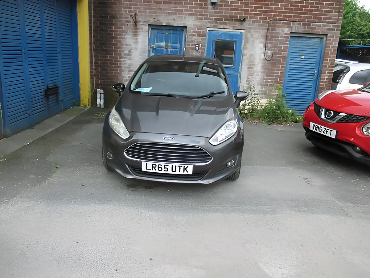 Used 2015 Ford Fiesta Grey - Front View