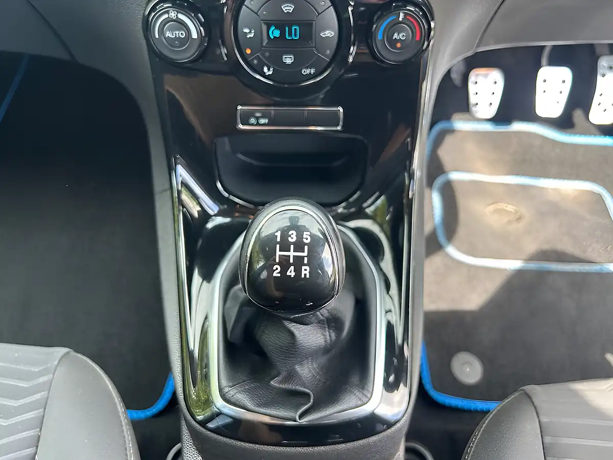 Used 2015 Ford Fiesta Titanium Blue - Interior and Exterior details 17