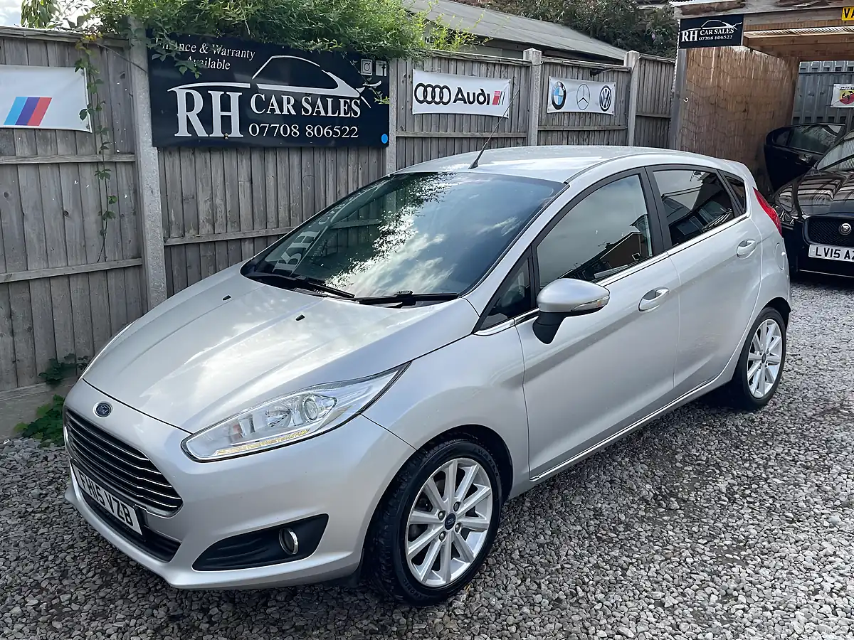 Used 2015 Ford Fiesta Titanium Silver - Front View
