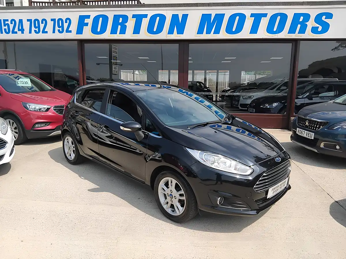 Used 2015 Ford Fiesta Zetec Black - Front View