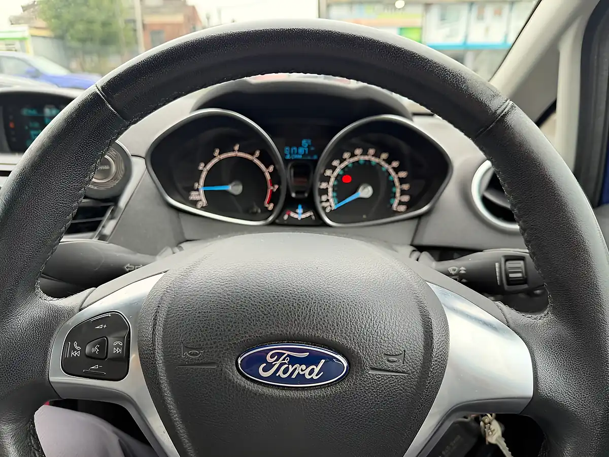 Used 2015 Ford Fiesta Zetec Blue - Interior and Exterior details 5