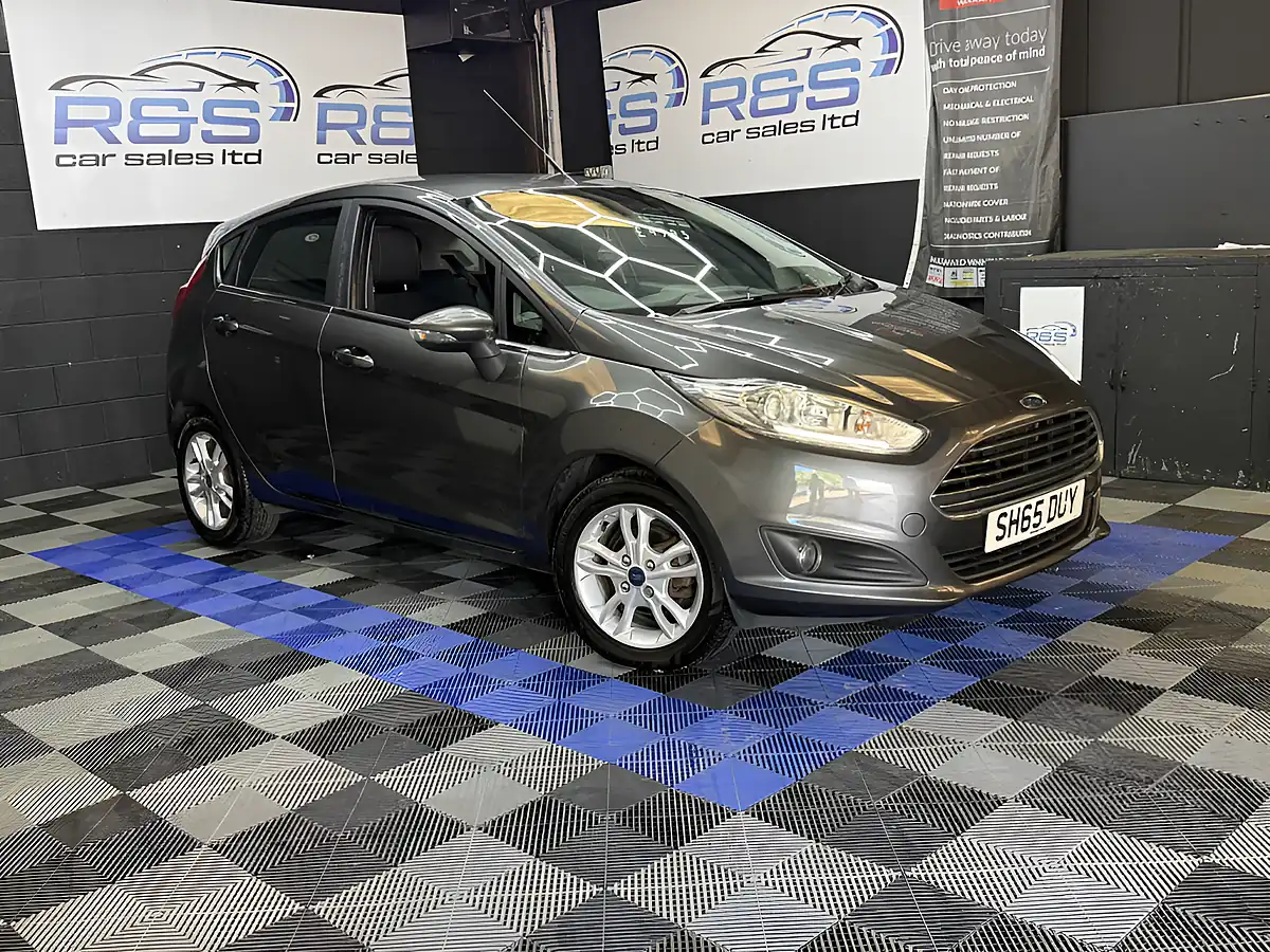 Used 2015 Ford Fiesta Zetec Grey - Front View