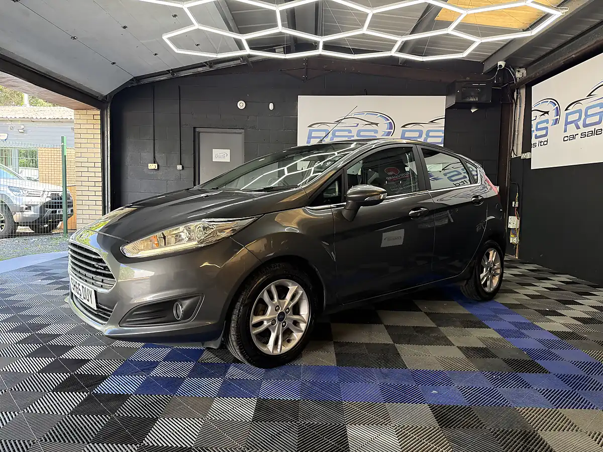 Used 2015 Ford Fiesta Zetec Grey - Interior and Exterior details 9