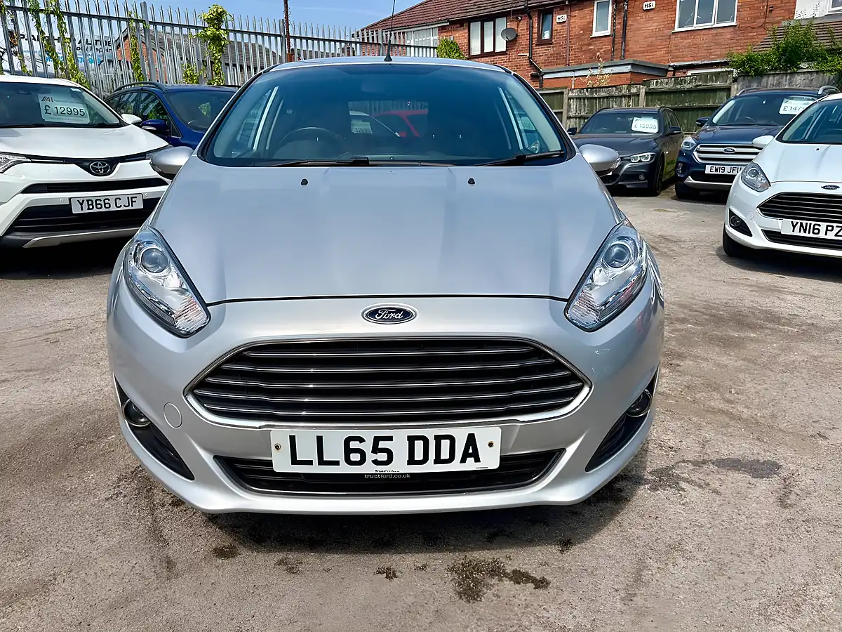 Used 2015 Ford Fiesta Zetec Moondust Silver - Interior and Exterior details 20