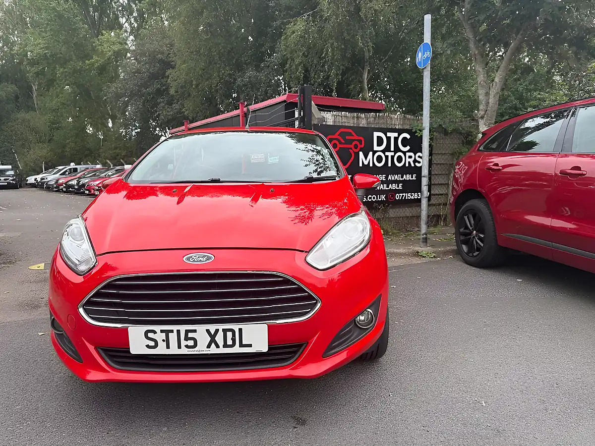 Used 2015 Ford Fiesta Zetec Red - Front View