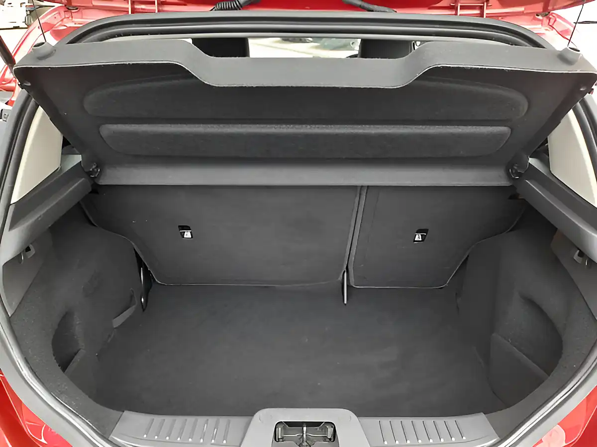 Used 2015 Ford Fiesta Zetec Red - Interior and Exterior details 7
