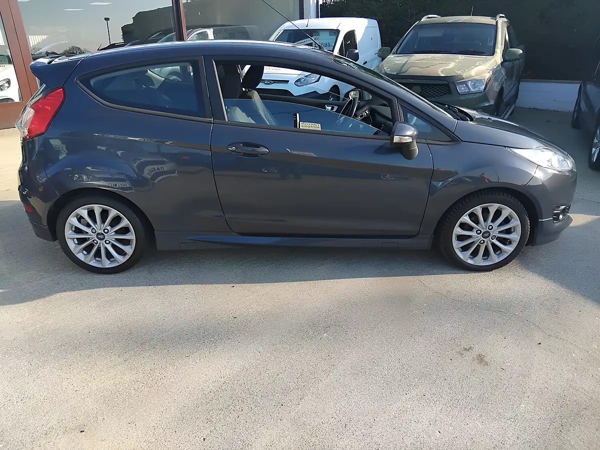 Used 2015 Ford Fiesta Zetec S Grey - Interior and Exterior details 9