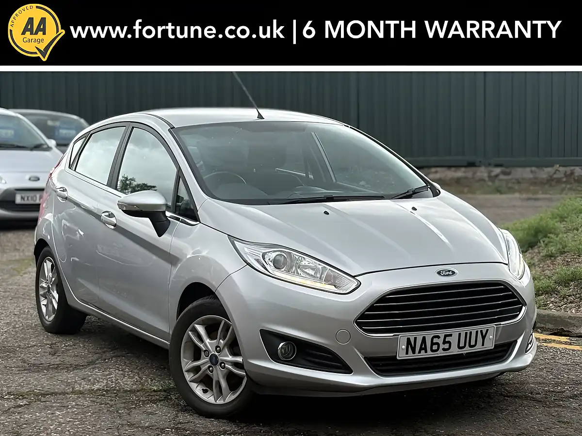 Used 2015 Ford Fiesta Zetec Silver - Front View