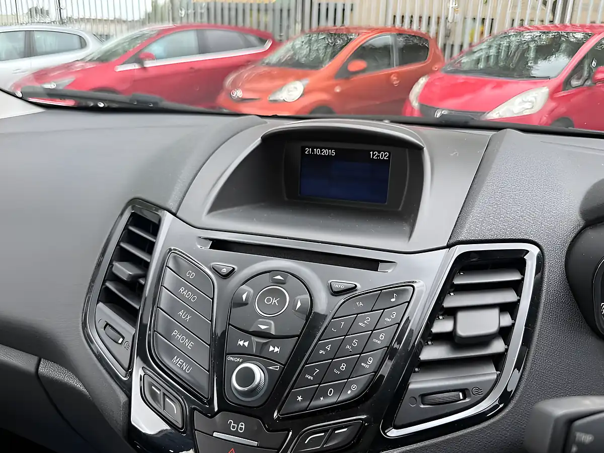 Used 2015 Ford Fiesta Zetec Silver - Interior and Exterior details 13