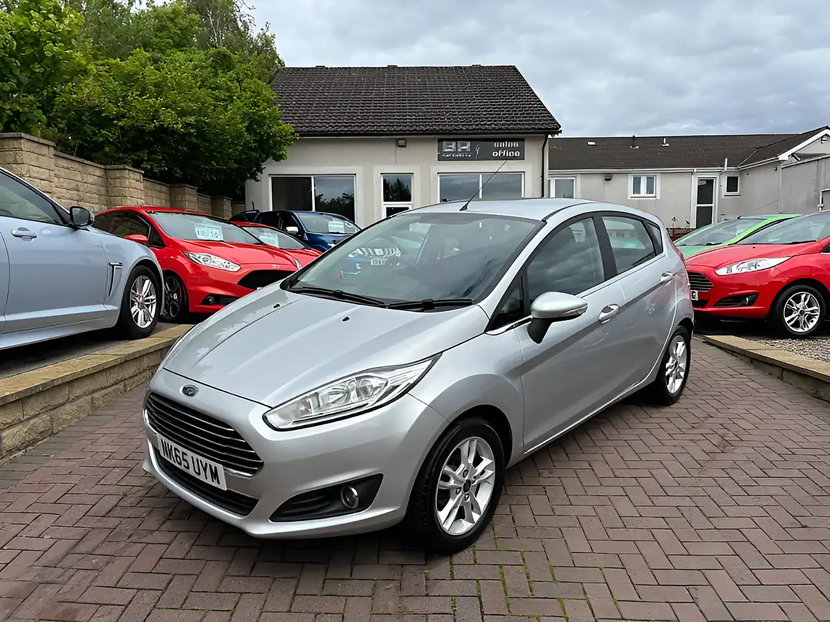 Used 2015 Ford Fiesta Zetec Silver - Front View