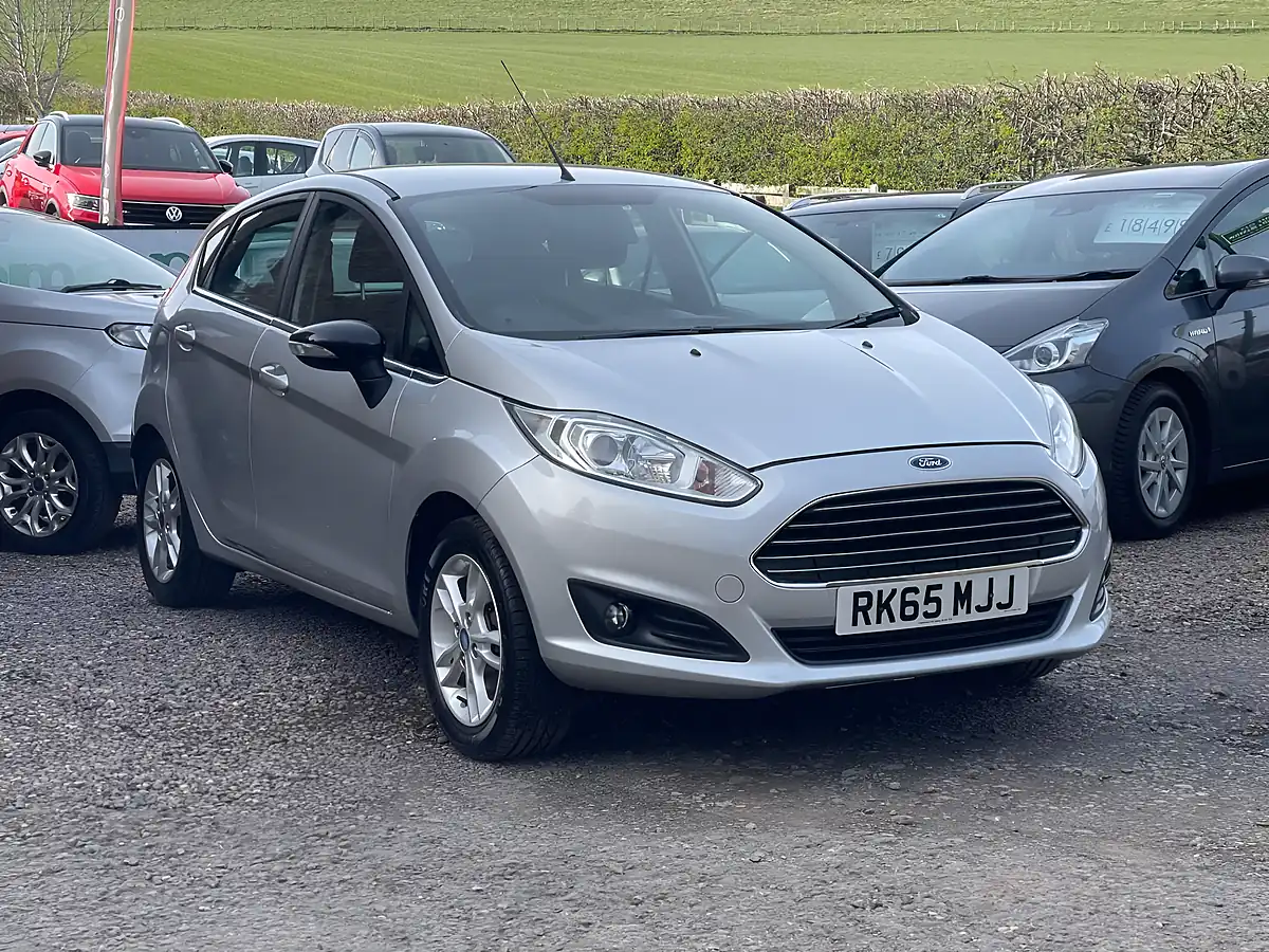 Used 2015 Ford Fiesta Zetec Silver - Front View