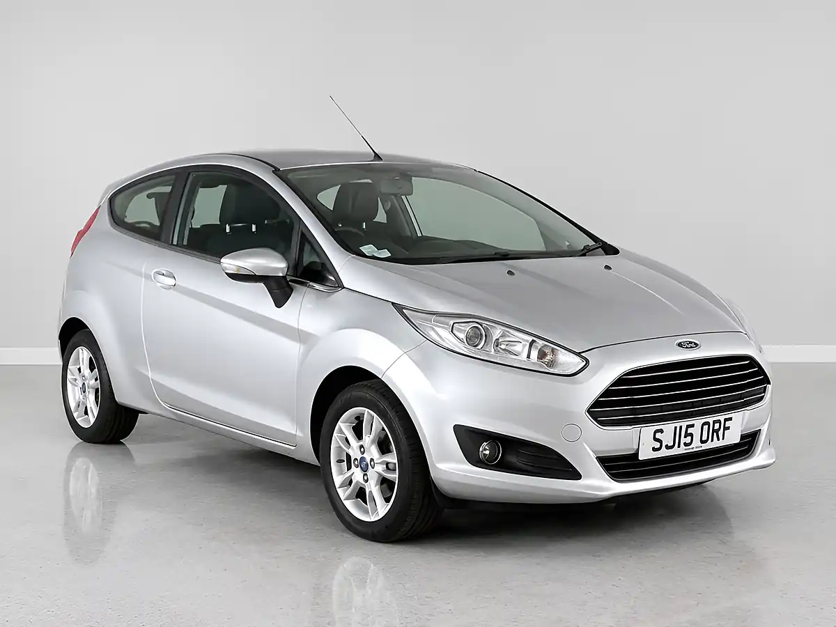 Used 2015 Ford Fiesta Zetec Silver - Front View