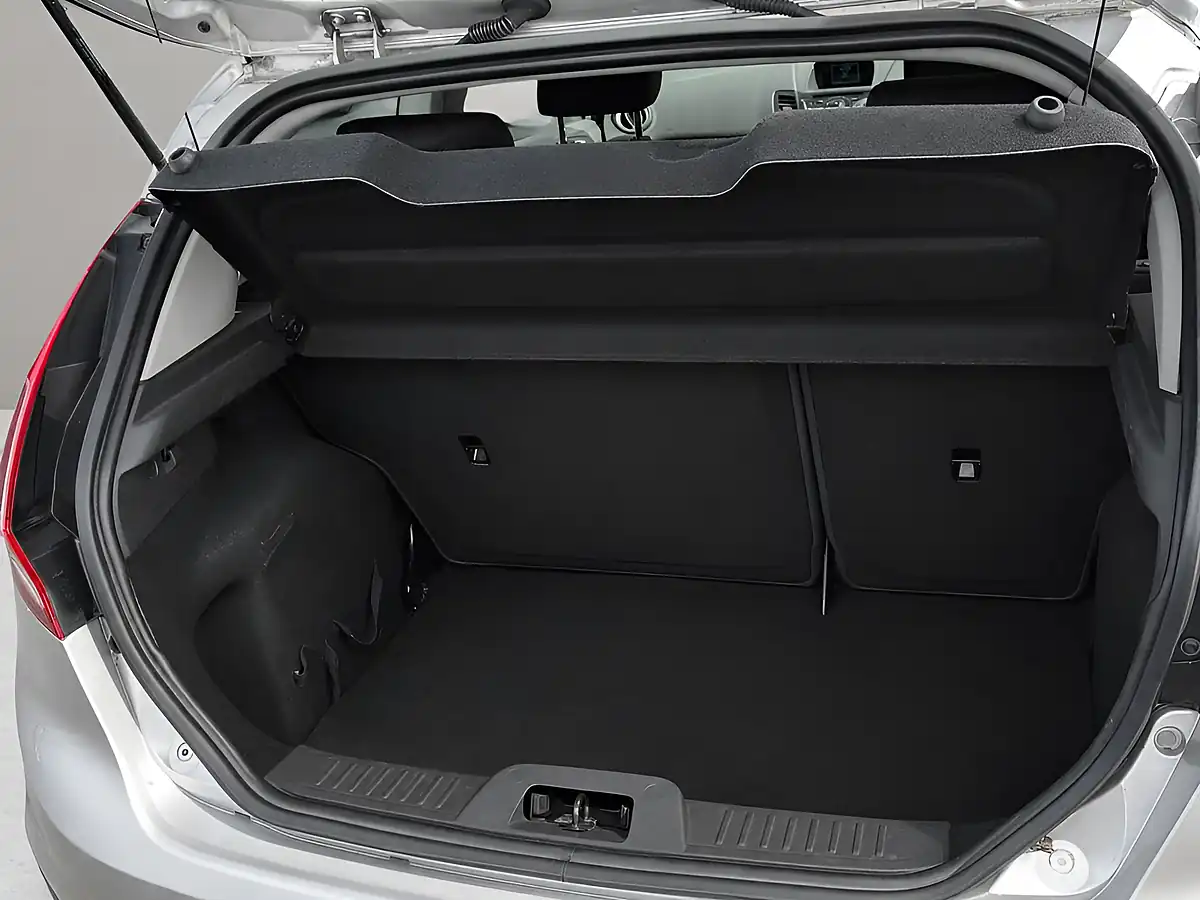 Used 2015 Ford Fiesta Zetec Silver - Interior and Exterior details 4