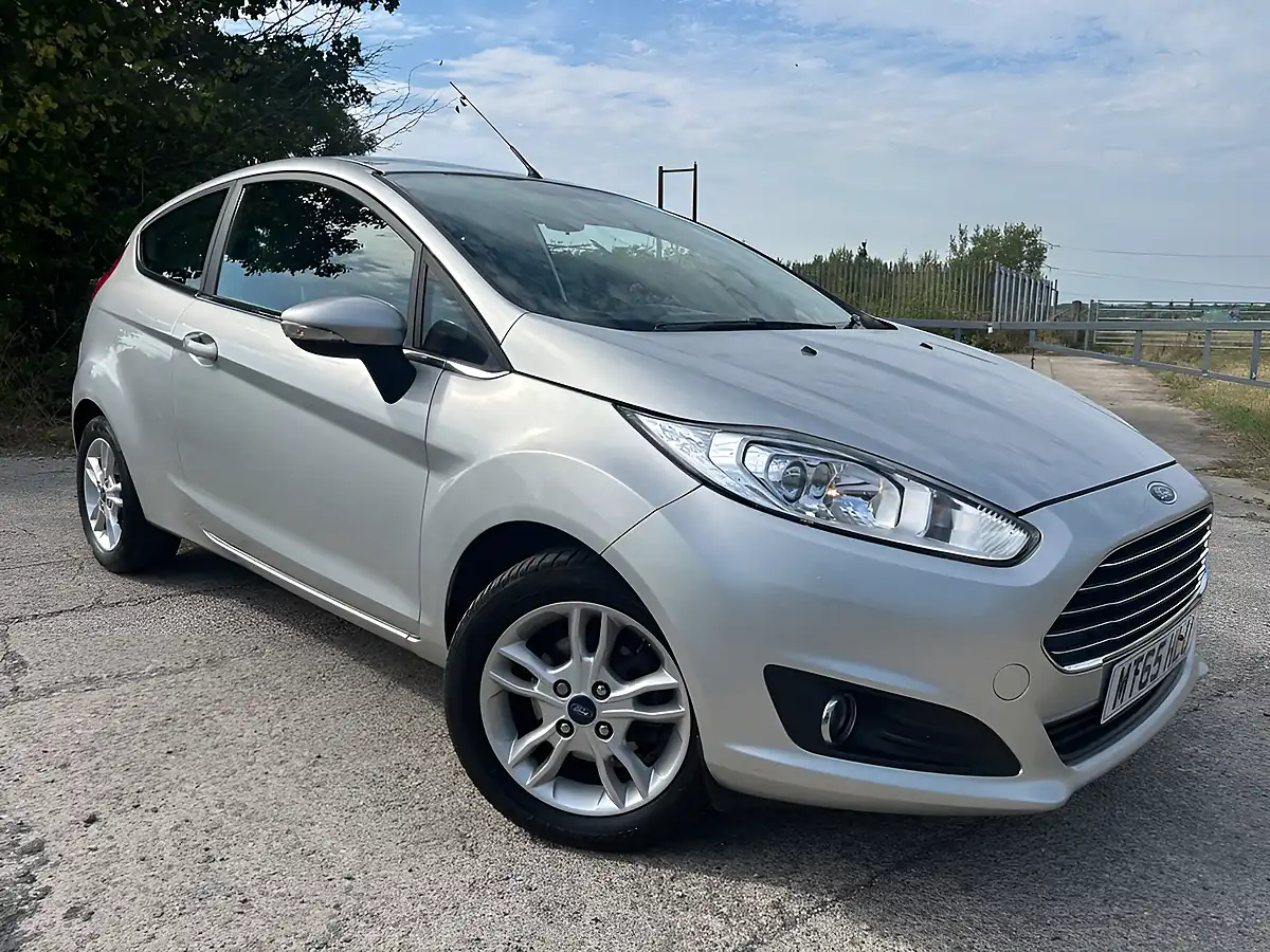 Used 2015 Ford Fiesta Zetec Silver - Front View