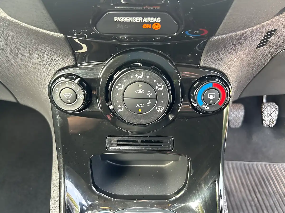 Used 2015 Ford Fiesta Zetec Silver - Interior and Exterior details 16