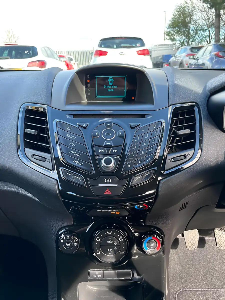 Used 2015 Ford Fiesta Zetec Silver - Interior and Exterior details 18