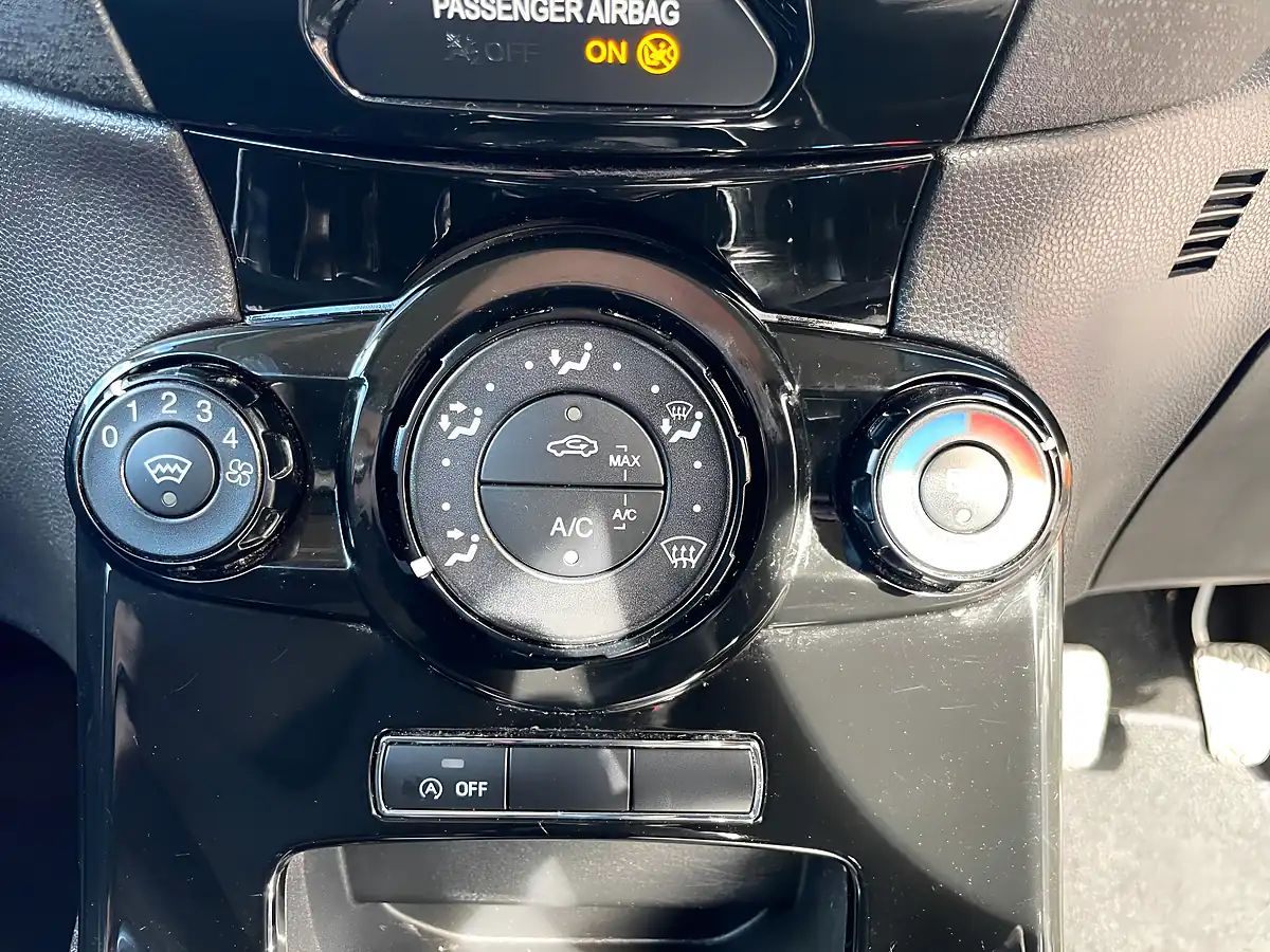 Used 2015 Ford Fiesta Zetec Silver - Interior and Exterior details 20