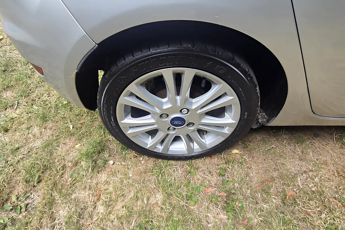 Used 2015 Ford Fiesta Zetec Silver - Interior and Exterior details 8