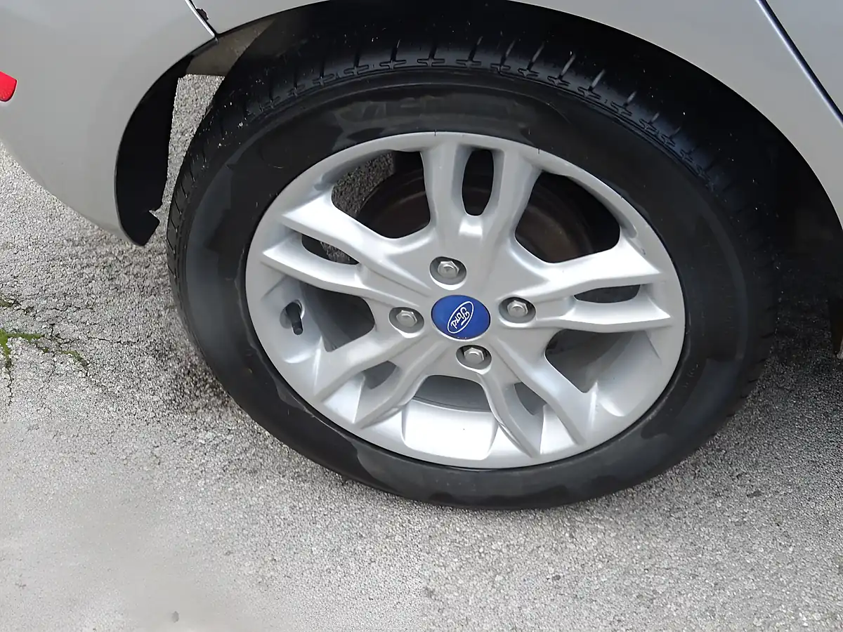 Used 2015 Ford Fiesta Zetec Silver - Interior and Exterior details 16