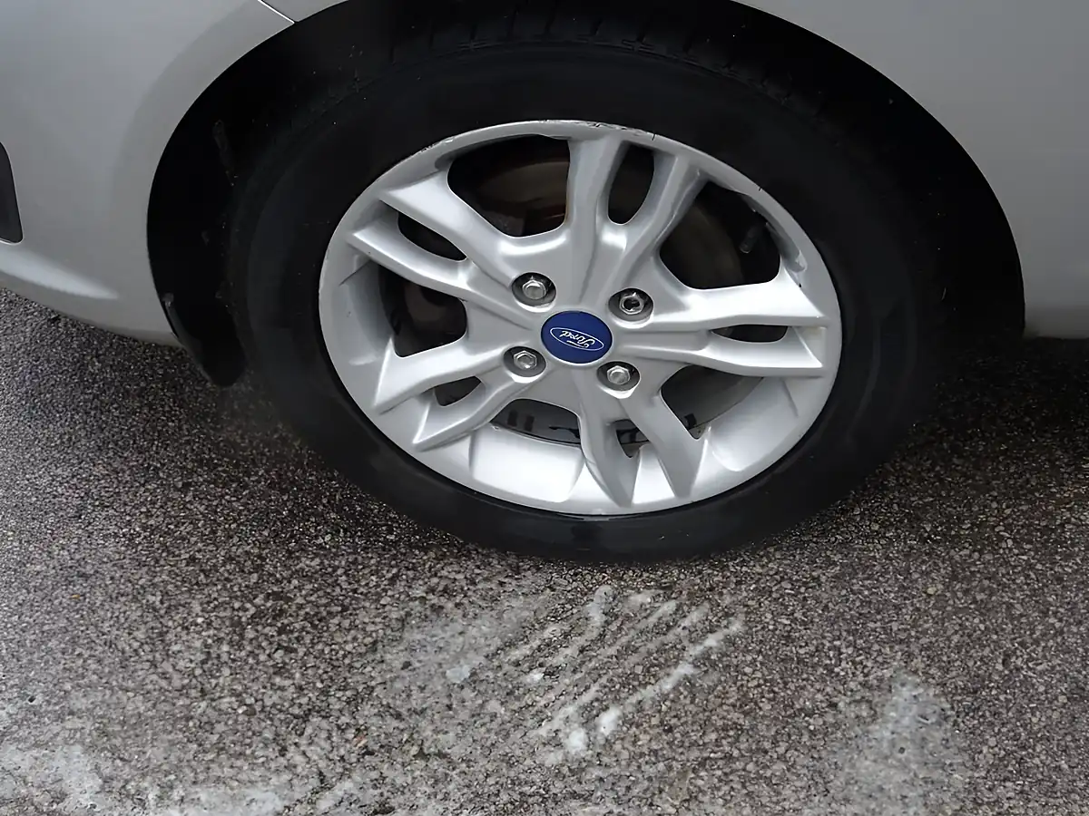 Used 2015 Ford Fiesta Zetec Silver - Interior and Exterior details 17