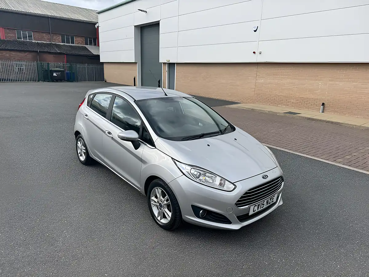 Used 2015 Ford Fiesta Zetec Silver - Front View
