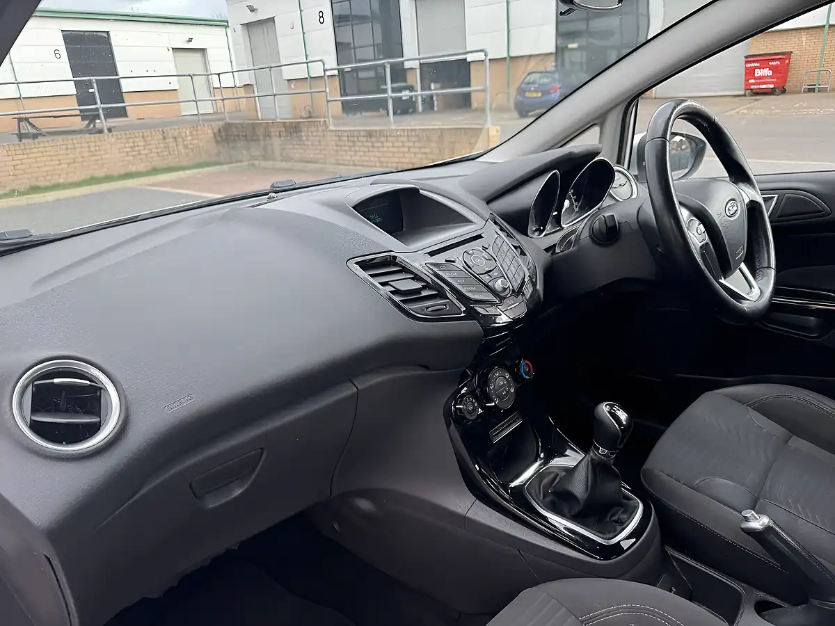 Used 2015 Ford Fiesta Zetec Silver - Interior and Exterior details 14