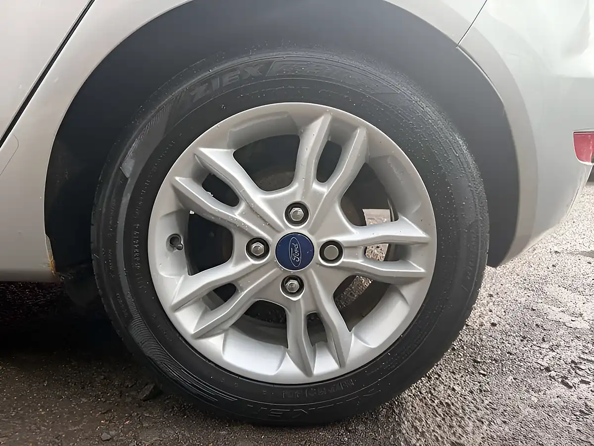 Used 2015 Ford Fiesta Zetec Silver - Interior and Exterior details 10