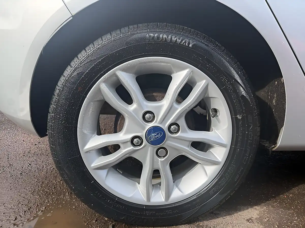 Used 2015 Ford Fiesta Zetec Silver - Interior and Exterior details 11