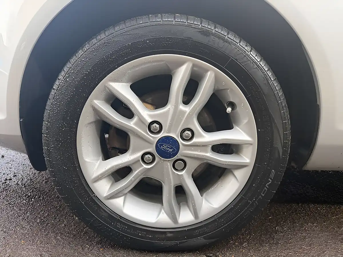 Used 2015 Ford Fiesta Zetec Silver - Interior and Exterior details 12
