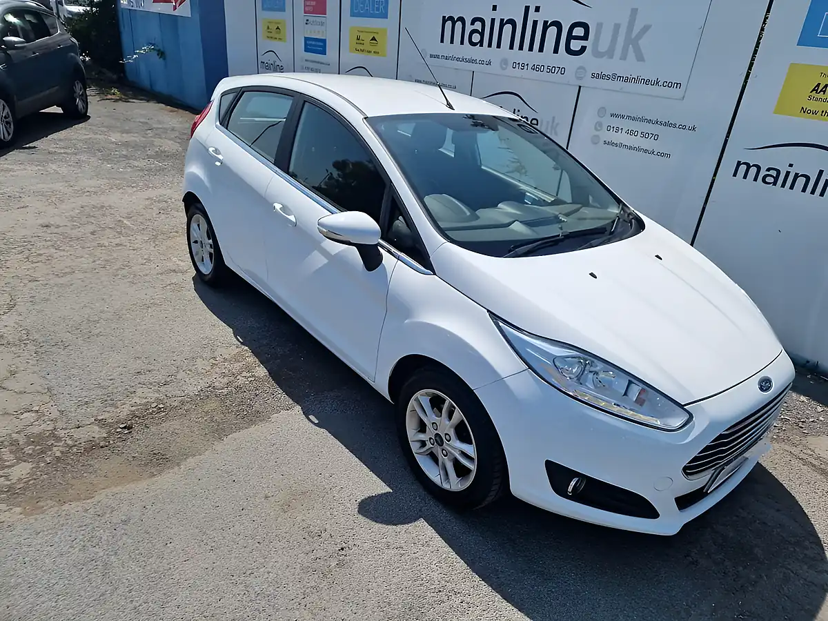 Used 2015 Ford Fiesta Zetec White - Front View